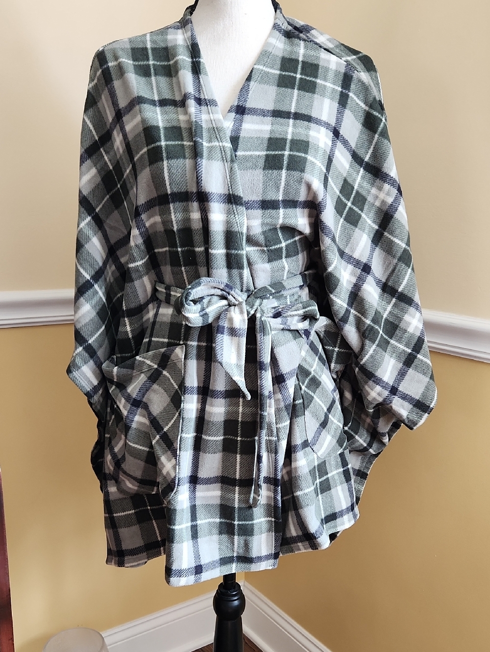 Cuddl Duds Fleece With Stretch Belted Blanket Wrap Size Small NWT - Picture 6 of 9